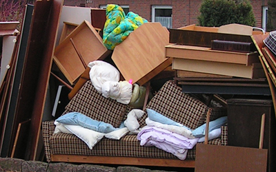 (c) mein-nachbarrecht.de: Sperrmüll auf der Staße